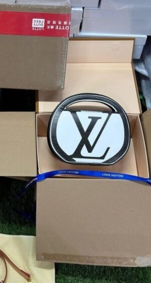 LOUIS VUITTON CASUAL STYLE PLAIN ELEGANT STYLE LOGO SHOULDER BAG ( WHITE )